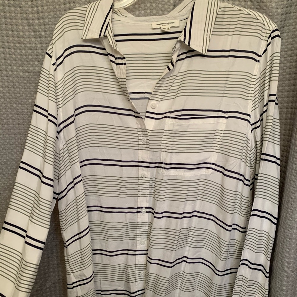 Lightweight button up top